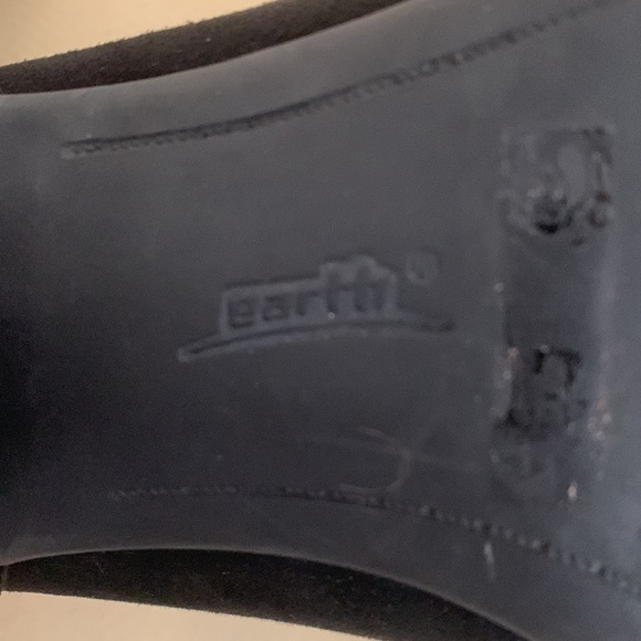 VGUC Earth black suede mary jane style shoes - Picture 9 of 10